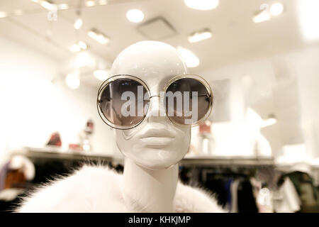 Closeup of a female mannequin portant un immense lunettes rondes et un manteau de fourrure. Banque D'Images
