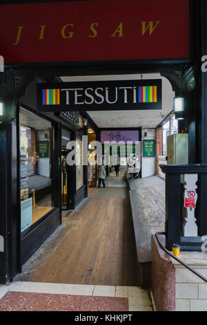 Les lignes sur Eastgate Street, dans la ville historique de Chester allées couvertes avec ces boutiques sont uniques à la ville Banque D'Images