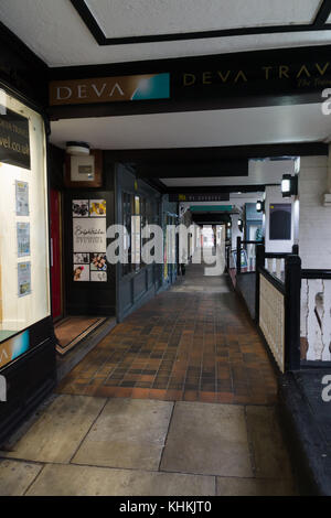 Les lignes sur Eastgate Street, dans la ville historique de Chester allées couvertes avec ces boutiques sont uniques à la ville Banque D'Images