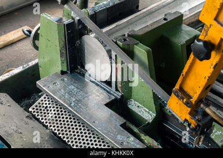 Couper un grand morceau de barres d'acier Banque D'Images