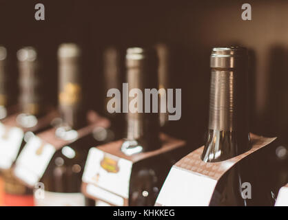 Les bouteilles de vin dans le magasin de vin. Banque D'Images