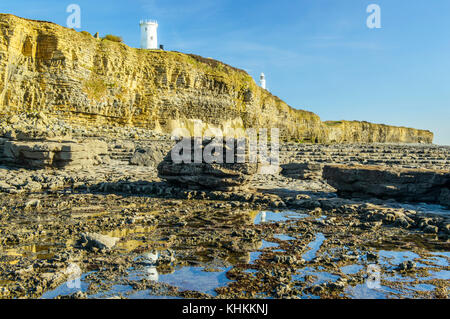 La plage de Nash point sur la côte du patrimoine de Glamourgan montrant les deux phares Banque D'Images