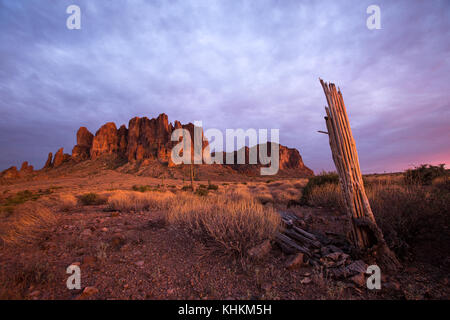 Coucher du soleil dans la superstition mountains à Phoenix en Arizona Banque D'Images