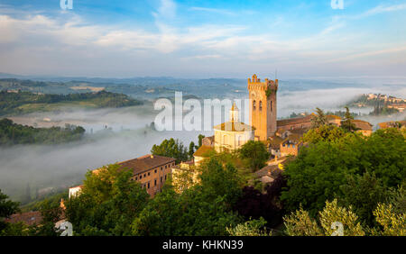 Lever de soleil sur Misty Cattedrale di Santa Maria Assunta e di San Genesio et la ville médiévale de San Miniato, en Toscane, Italie Banque D'Images