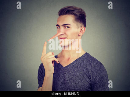 Homme avec long nez isolé sur fond gris. menteur concept. les émotions humaines, de sentiments. Banque D'Images