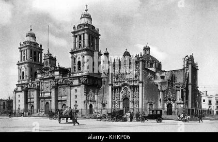 Vue de la cathédrale métropolitaine de Mexico, structure massive de basalte et de grès gris composée presque entièrement d'images indiennes sculptées et de quelques-uns des vestiges du grand autel aztèque, juillet 1922. Banque D'Images