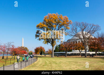 Le Jefferson Memorial et Washington Monument de West Potomac Park, Washington DC, USA Banque D'Images