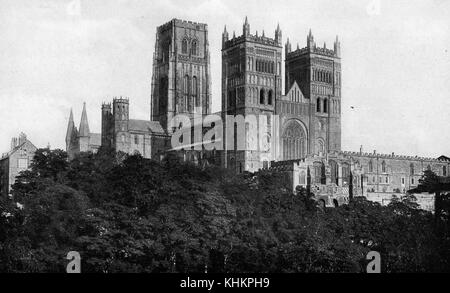 Vue de la cathédrale normande de Saint Cuthbert, la cathédrale abrite le tombeau du saint et de Bède le Vénérable, moine et au début de l'historien qui est mort en 735, Durham, England, United Kingdom, juillet, 1922. Banque D'Images