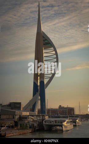 La tour Spinnaker, monument tour d'observation à Portsmouth, Angleterre, Royaume-Uni., est une attraction touristique d'photograhed ; en fin d'après-midi sunligh Banque D'Images