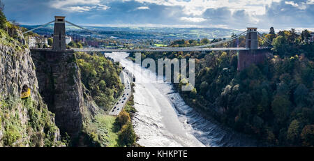 Clifton Suspension Bridge, bristol, England, enjambant la rivière Avon Gorge et, avec clifton à gauche et leigh woods sur la droite. En cas de tempête. Banque D'Images