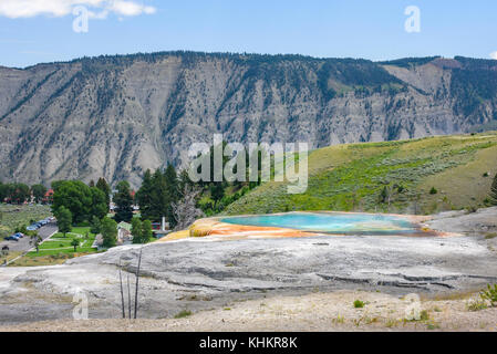 Au printemps prochain à la liberté tumulus dans la région de Mammoth Hot Springs, le parc de Yellowstone. Vue sur la ville. Banque D'Images