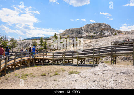 Les touristes en promenade de la zone du ressort de la palette, Mammoth Hot Springs terrasses. Le parc de Yellowstone, États-Unis Banque D'Images