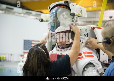 Andreas Mogensen, astronaute de l’ESA, se prépare à entrer dans le laboratoire de flottabilité neutre pour une sortie sous-marine au Johnson Space Center le 1er avril 2013 à Houston, au Texas. Banque D'Images