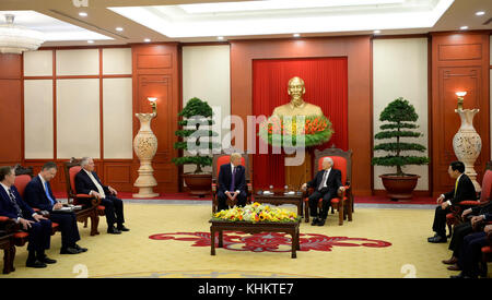 Le secrétaire d'État américain Rex Tillerson accompagne le président Donald J. Trump lors d'une réunion bilatérale avec le secrétaire général du Parti communiste Nguyen Phu Trong au siège du Parti communiste du Vietnam à Hanoi, au Vietnam, le 12 novembre 2017 Banque D'Images