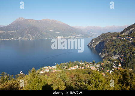 Vue sur le lac de Côme, Lac, entouré de montagnes, lacs italiens, du château de Vezio, Varenna, Lecco, Lombardie, Italie Banque D'Images