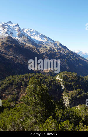 Vue depuis le Susten Pass a ouvert ses portes en 1945, Gotthard Valle Reuss liens montagne avec le Hasli Vallée en Oberland Overland & Village Wassen, dans le canton d'Uri Banque D'Images