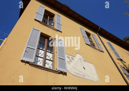 Cadran solaire et volets sur une villa, Varenna, Lac de Côme (Lago) Lecco, Lombardie, Italie. Banque D'Images