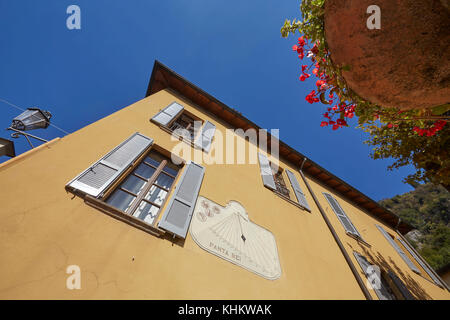 Cadran solaire et volets sur une villa, Varenna, Lac de Côme (Lago) Lecco, Lombardie, Italie. Banque D'Images