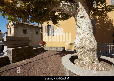 Cadran solaire et volets sur une villa, Varenna, Lac de Côme (Lago) Lecco, Lombardie, Italie. Banque D'Images