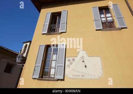 Cadran solaire et volets sur une villa, Varenna, Lac de Côme (Lago) Lecco, Lombardie, Italie. Banque D'Images