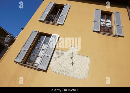 Cadran solaire et volets sur une villa, Varenna, Lac de Côme (Lago) Lecco, Lombardie, Italie. Banque D'Images