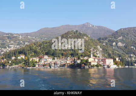 Le front de mer de Varenna sur la rive du lac de Côme (Lago) Lecco, Lombardie, Italie Banque D'Images