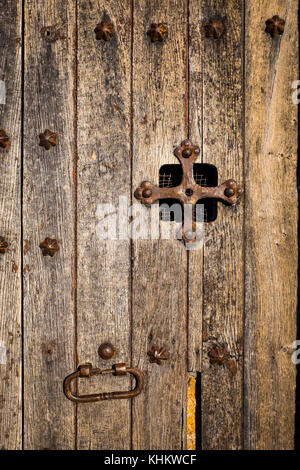 Porte du 15-16ème siècle chapelle de Sant Jaume de la Mata, à Mura, près du col d'Estenalles dans Parc Naturel de Sant Llorenç del Munt i l'obac. Banque D'Images