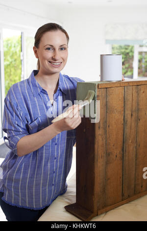 Femme à la maison de l'armoire en bois upcycling Banque D'Images