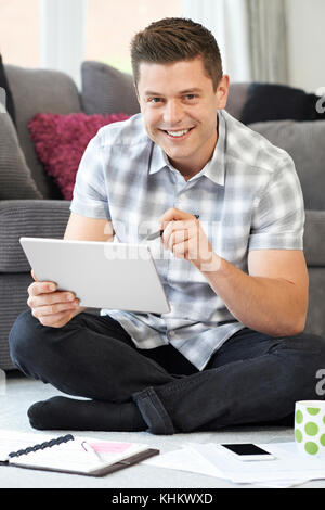 Offres et demandes d'hommes worker using digital tablette graphique à la maison Banque D'Images