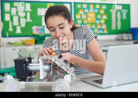 Élève de sexe féminin en leçon de science l'étude de la robotique Banque D'Images