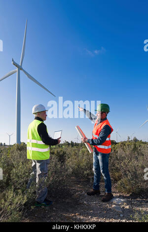 Les ingénieurs de projets de contrôle de l'éolienne et de la production. Banque D'Images