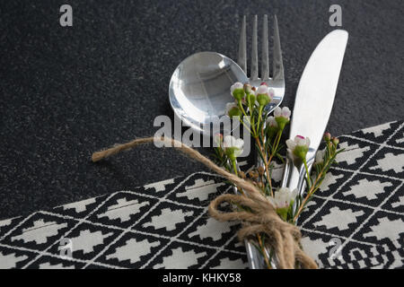 Close-up de cuillère, fourchette, couteau à beurre et fleur attaché avec une corde Banque D'Images