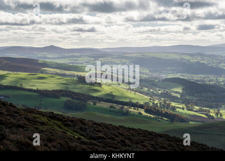 Belle vue de foel fenlli dans le clwydian range, au nord du pays de galles sur une journée ensoleillée d'automne. Banque D'Images