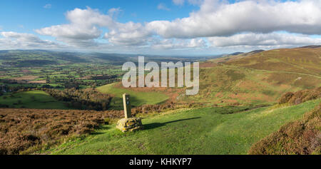 Belle vue de foel fenlli dans le clwydian range, au nord du pays de galles sur une journée ensoleillée d'automne. Banque D'Images