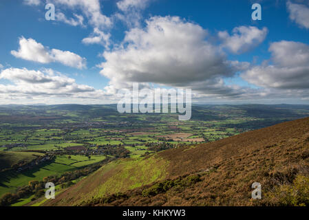 Belle vue de Foel Fenlli dans le Clwydian range, au nord du Pays de Galles sur une journée ensoleillée d'automne. Regardant vers le bas sur la vallée de Clwyd. Banque D'Images