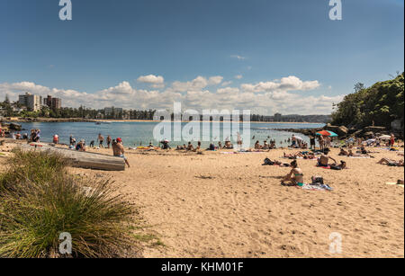 Sydney, Australie - 26 mars 2017 : petit chou à shelly beach tree bay réserve aquatique à Manly avec du sable et de la mer de Tasman. les gens sur le sable et je Banque D'Images