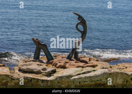 Sydney, Australie - 26 mars 2017 : libre de oceanides statue sur rock en mer de Tasmanie en face de Manly Beach par Helen leele. Banque D'Images