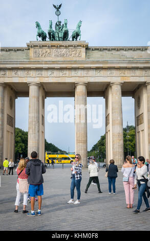 Berlin, Allemagne - 25 août, 2017 ; tourist se mêlent environ tout en femme prend en face de selfies porte de Brandebourg une architecture néo-classique et le bronze Banque D'Images