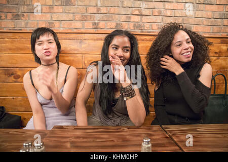 Les amis dans un restaurant dans le Queens, new york Banque D'Images