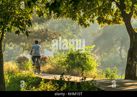 Au cycliste kan Thar Yar voir, hpa-an, au Myanmar, en Asie Banque D'Images