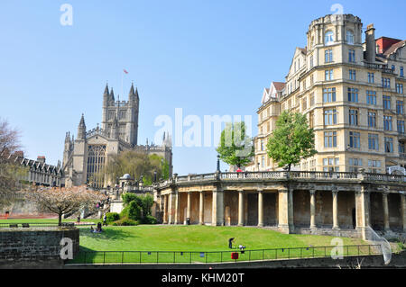 Parade gardens et l'ancien empire hotel, appartements, maintenant avec l'abbaye de Bath dans le centre. Baignoire. L'angleterre,uk Banque D'Images