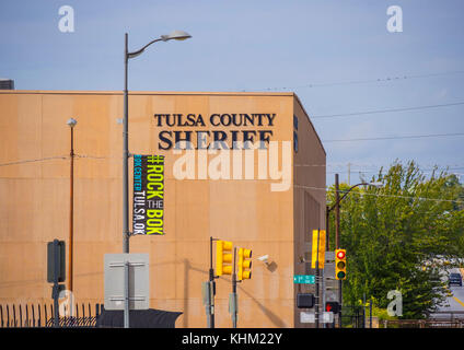 Tulsa County Sheriff se trouvant au centre-ville - Tulsa / Oklahoma - 17 octobre 2017 Banque D'Images