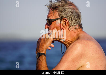 Nice , France - 5 août 2017 : homme sérieux reflète à la recherche à l'horizon sur la plage. close-up portrait Banque D'Images