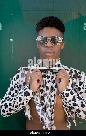 Portrait d'un jeune homme portant une chemise déchirée et maculée Banque D'Images