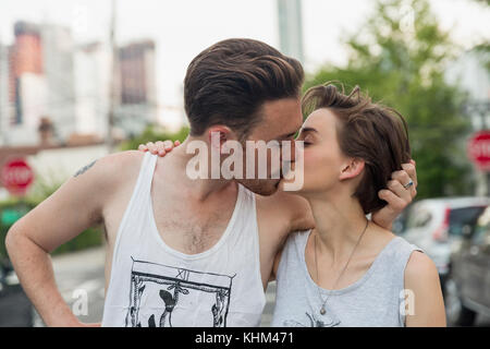 Jeune couple kissing Banque D'Images