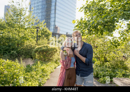 Jeune couple dans un parc Banque D'Images