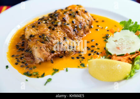 Sabre noir sauce aux fruits de la passion, une cuisine traditionnelle de Madère, Portugal Banque D'Images