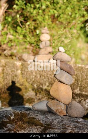 Cairn de pierres empilées soigneusement équilibrée ou dans une tour à breitenbush hot springs, Mt. Hood National Forest dans la ville de montagne de Detroit, Oregon Banque D'Images