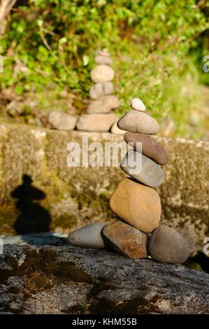 Cairn de pierres empilées soigneusement équilibrée ou dans une tour à breitenbush hot springs, Mt. Hood National Forest dans la ville de montagne de Detroit, Oregon Banque D'Images