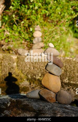 Cairn de pierres empilées soigneusement équilibrée ou dans une tour à breitenbush hot springs, Mt. Hood National Forest dans la ville de montagne de Detroit, Oregon Banque D'Images